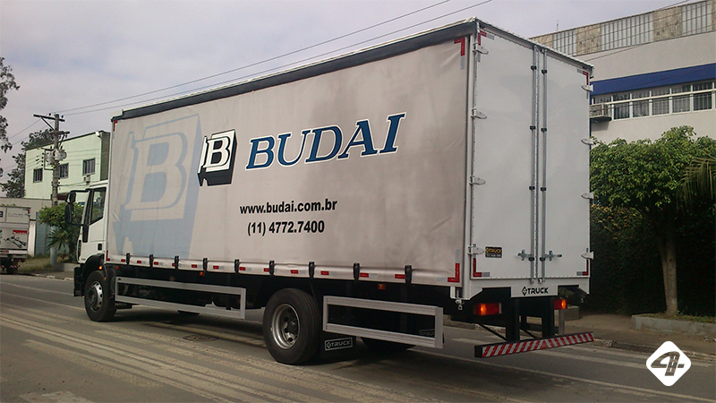 02-4truck-servicos-adesivagem-e-envelopamento-em-baus-de-aluminio