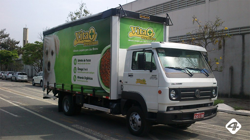 06-4truck-servicos-adesivagem-e-envelopamento-em-baus-de-aluminio