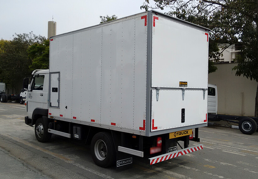 4truck-custumizados-bau-de-aluminio-para-transporte-de-gerador-de-energia-vw-10160-3