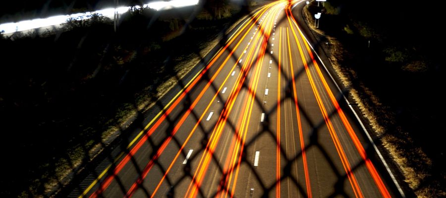 Estradas eletrificadas saem do papel e prometem revolucionar o transporte sustentável no mundo